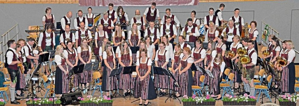 Musikkapelle Thundorf/Straß, Kapellmeisterin Hildegard Nitzinger vorne